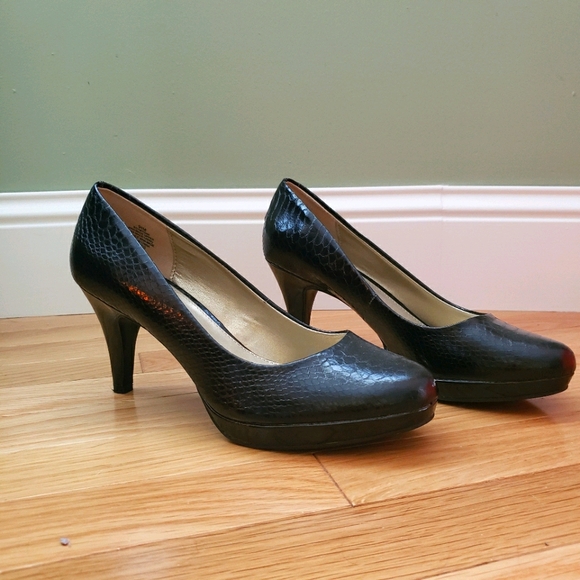 Bandolino Black Snakeskin Pump Heels - Picture 1 of 5